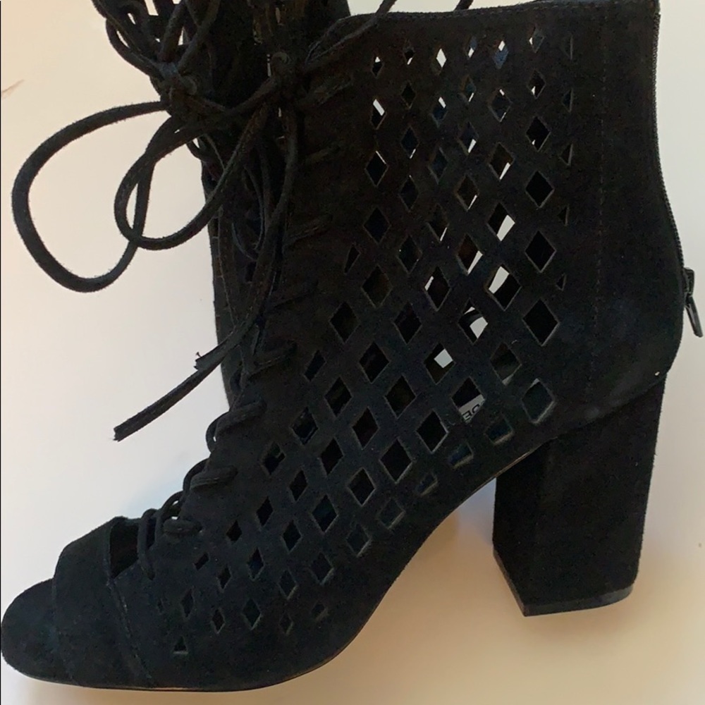 Steve Madden suede leather lace up laser cut booties Size 9 - Picture 2 of 7